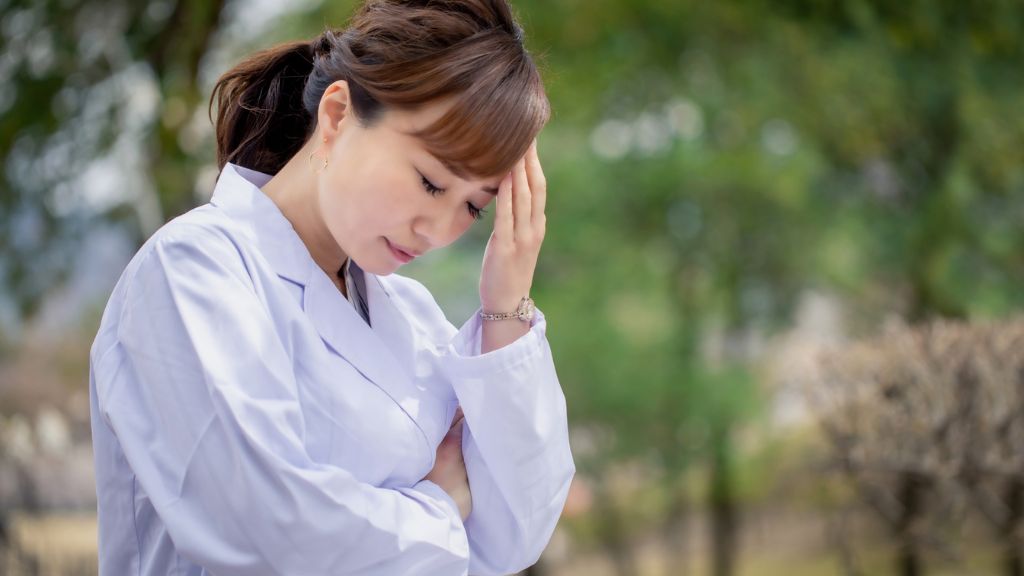 悩む女性医師
